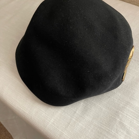 Dobbs Mayfair Circa 1920  women’s French style beret with brass accent - Picture 5 of 6